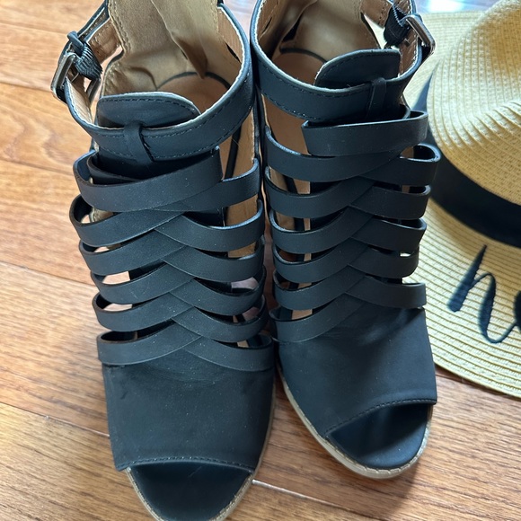 Black Open toe heels - Picture 3 of 10